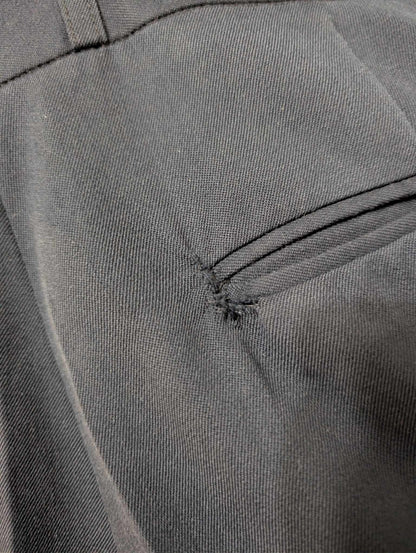 Mystérieux costume croisé de couleur bleu en laine