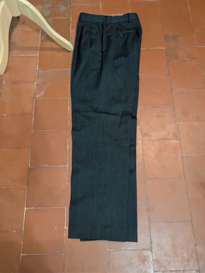 Klassischer grauer Wollanzug