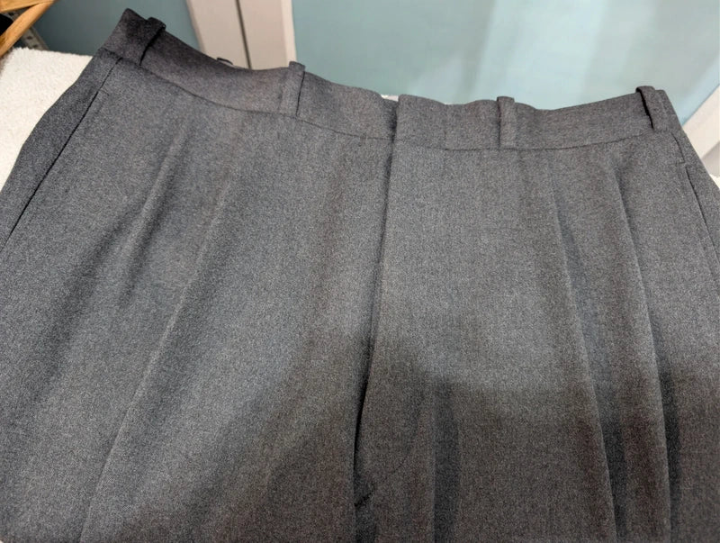 Exzellenter maßgeschneiderter grauer Wollanzug