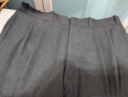 Exzellenter maßgeschneiderter grauer Wollanzug