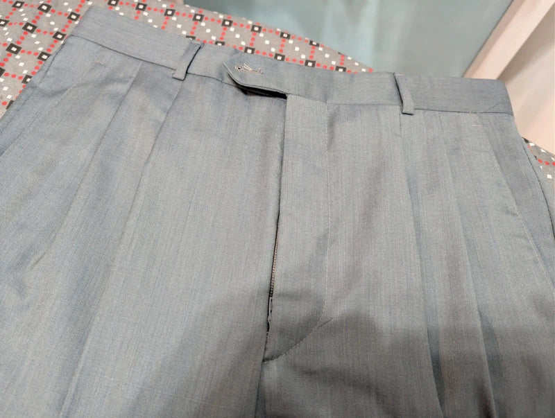 Leichter, zweireihiger blauer Anzug aus heller Wolle