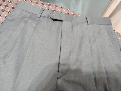 Leichter, zweireihiger blauer Anzug aus heller Wolle