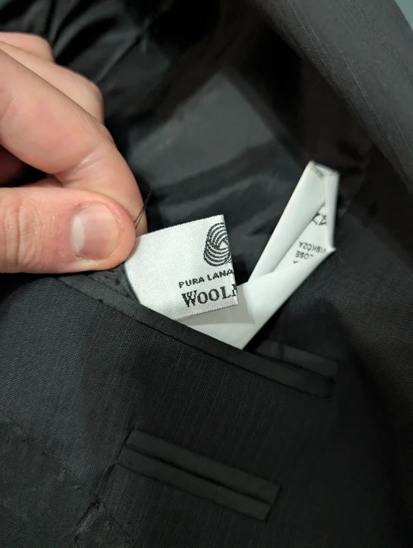 Gentil costume noir en laine