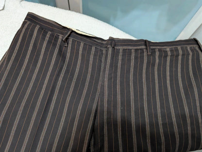 Legendärer brauner Nadelstreifenanzug aus Wolle