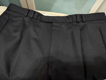 Élégant costume croisé bleu marine en flanelle de laine