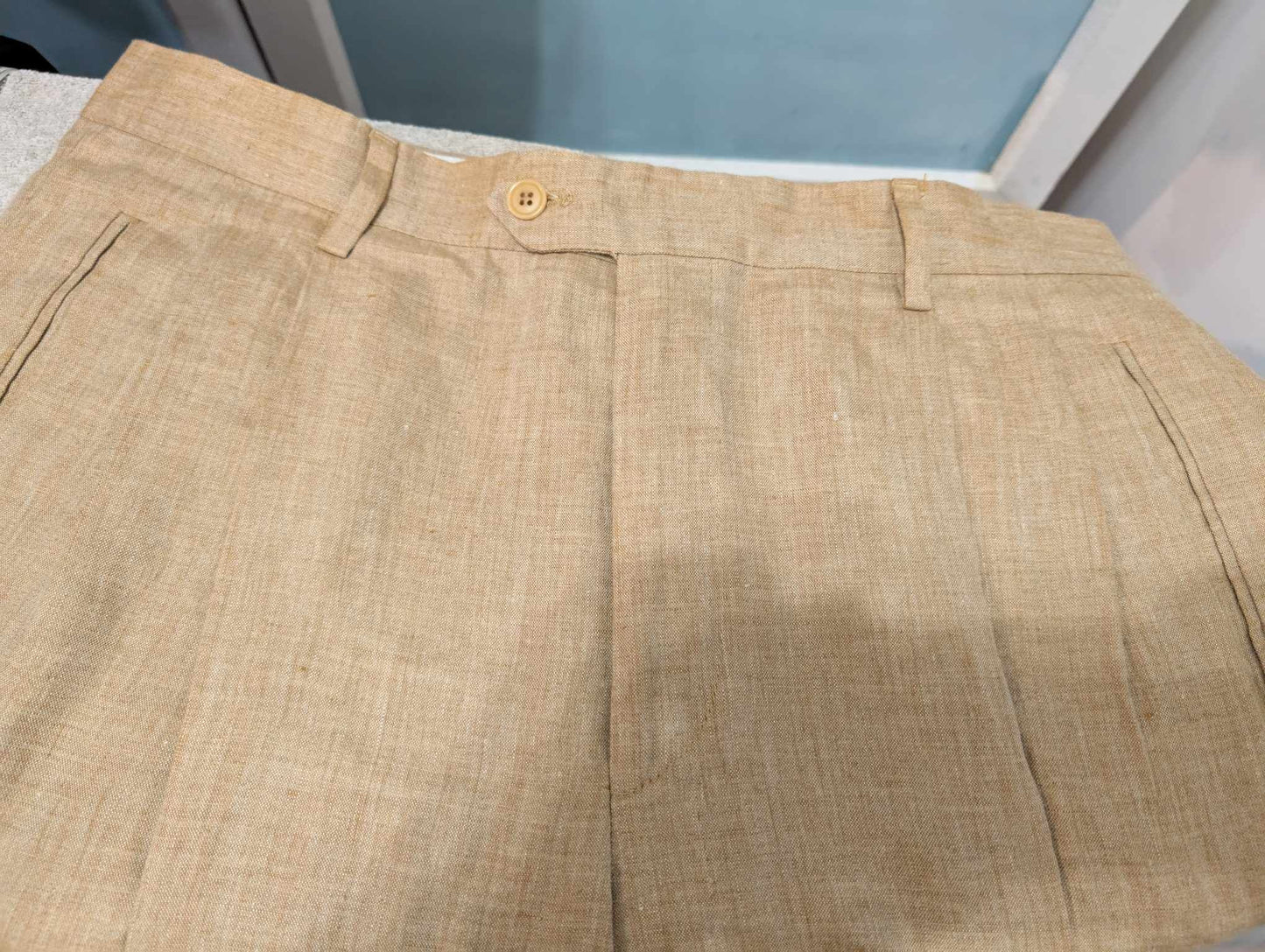 Redoutable costume en lin de couleur beige sable