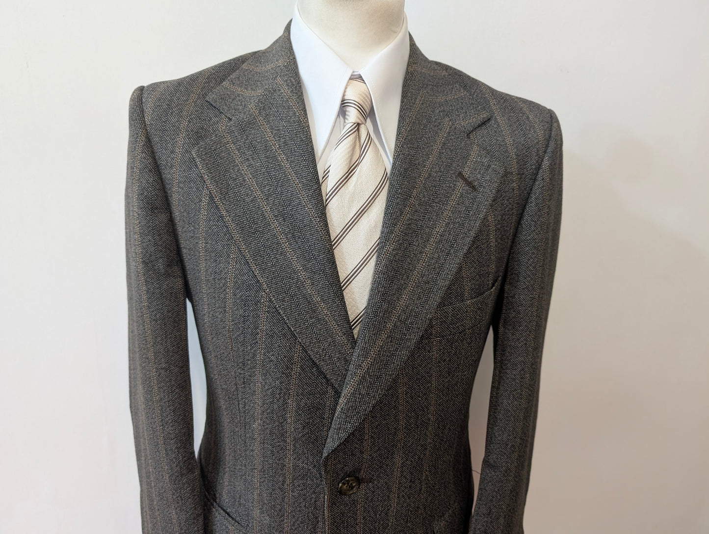 Costume gris à rayure