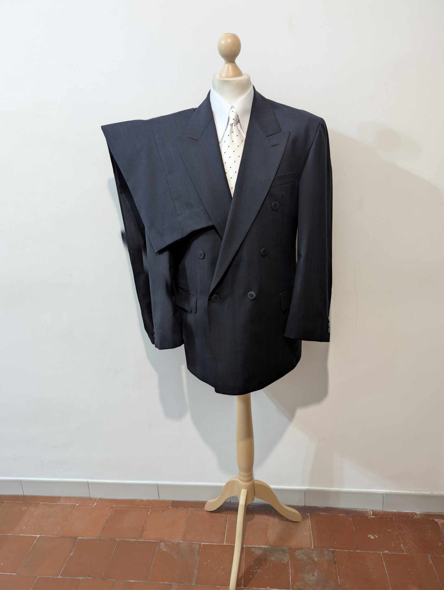 Élégant costume croisé pinstripe en laine