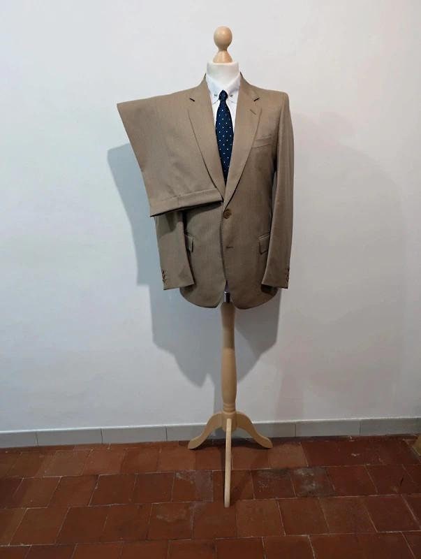 Beige/brown suit